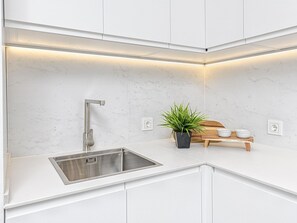 Interior - Modern Apartment near Alcazaba with AC, WiFi, and Full Kitchen in Málaga. (Málaga)