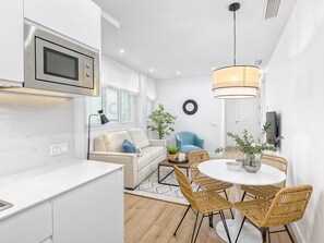 Interior - Modern Apartment near Alcazaba with AC, WiFi, and Full Kitchen in Málaga. (Málaga)