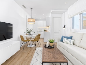 TV - Modern Apartment near Alcazaba with AC, WiFi, and Full Kitchen in Málaga. (Málaga)