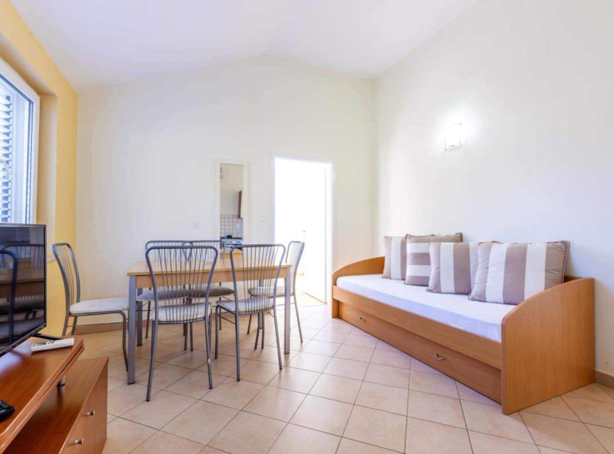 Appartamento (Premium Two Bedroom Apartment with Se) | Soggiorno | TV a schermo piatto 32 pollici con canali satellitari