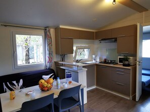 Fridge, microwave, coffee/tea maker - Mobile Home 6 Pers. with Terrace in Villecroze (Villecroze)