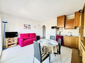 TV - "Charming Apartment Near Beach & Market, 1 Bed + Sofa Bed, A/C, Terrace, Free Parking, Roses" (Roses)