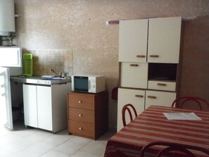 Fridge, microwave, coffee/tea maker - Holiday Accommodation with Terrace - Pinarello Beach (Sorbo-Ocagnano)