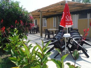 Outdoor dining - Holiday Accommodation with Terrace - Pinarello Beach (Sorbo-Ocagnano)