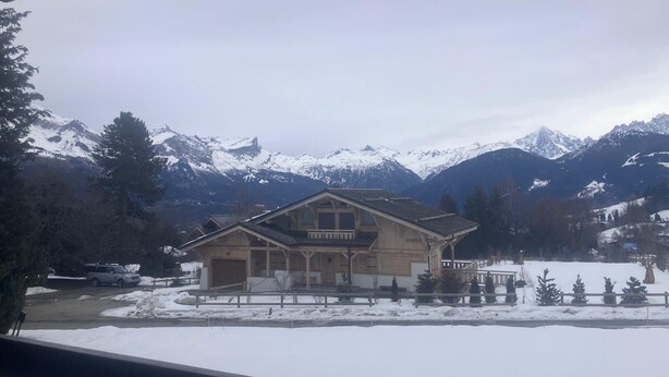 A wooden chalet with a balcony, surrounded by snow-covered mountains and a clear sky. - 3-room apartment for 6 people in Combloux (Combloux)