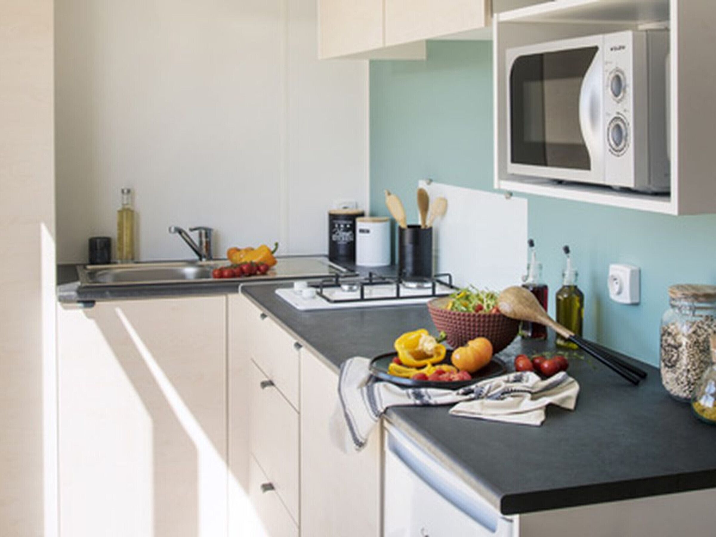 冷蔵庫、電子レンジ、コーヒー / ティーメーカー