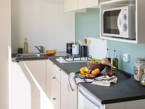 Fridge, microwave, coffee/tea maker - Cozy Mobile Home for 4, Great Terrace (Villecroze)
