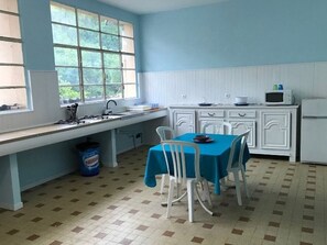 Réfrigérateur, micro-ondes, cafetiÚre/bouilloire