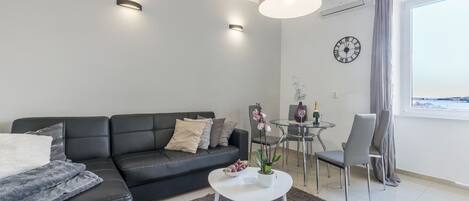 Apartment (Classic One Bedroom Apartment with Se) | Wohnzimmer