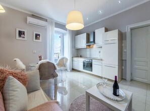 Apartment (Superior One Bedroom Apartment with S) | Private kitchen - Pula Garden Apartments With Shared Pool (Pula)