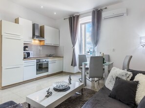 Apartment (Comfrot One Bedroom Apartment with Se) | Private kitchen - Pula Garden Apartments With Shared Pool (Pula)