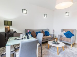 Apartment (Standard One Bedroom Apartment with S) | Wohnzimmer | 32-Zoll-Flachbildfernseher mit Kabelempfang