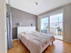 2 bedrooms, free WiFi - Royan Center Bright T3 for 4, 400m from Sea (Royan)