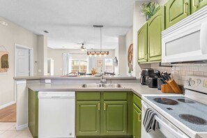 Fridge, microwave, oven, stovetop - Peaceful Palms Stay for 6 (Kissimmee)