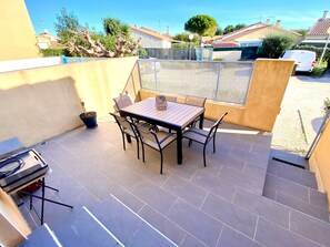 Outdoor dining - Cozy Studio with Terrace in Mèze - Private Parking (Mèze)