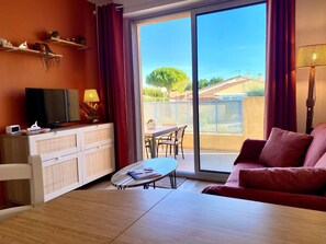 TV - Cozy Studio with Terrace in Mèze - Private Parking (Mèze)