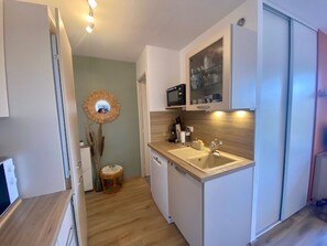 Fridge, microwave, dishwasher - Cozy Studio with Terrace in Mèze - Private Parking (Mèze)