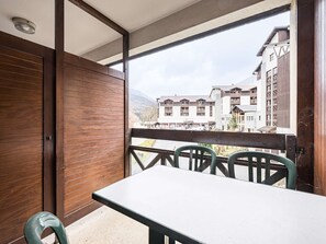 Outdoor dining - Cozy studio in Brides-les-Bains, near thermal baths and gondola, includes parking (Brides-les-Bains)