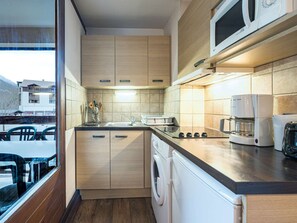 Microwave, coffee/tea maker - Cozy studio in Brides-les-Bains, near thermal baths and gondola, includes parking (Brides-les-Bains)