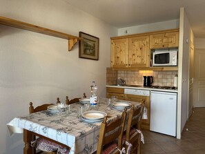Fridge, microwave, stovetop, dishwasher - Cozy Apartment for 4 with Balcony and Parking in Montgenèvre (Montgenèvre)