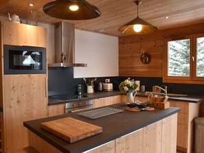 Stovetop, dishwasher, coffee/tea maker, toaster - Cozy Chalet in Montgenèvre with WIFI and Fireplace (Montgenèvre)
