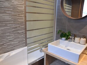 Bathroom - Cozy Chalet in Montgenèvre with WIFI and Fireplace (Montgenèvre)