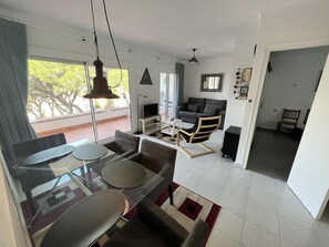 Interior - Spacious apartment 5 min from beach, 2 bedrooms, terrace, parking, WIFI (Roses)