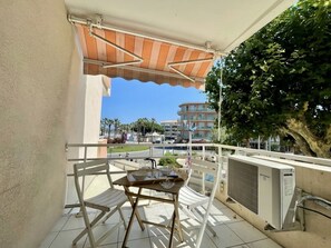 Outdoor dining - Apartment with AC, ideal location - 4 guests (Cavalaire-sur-Mer)