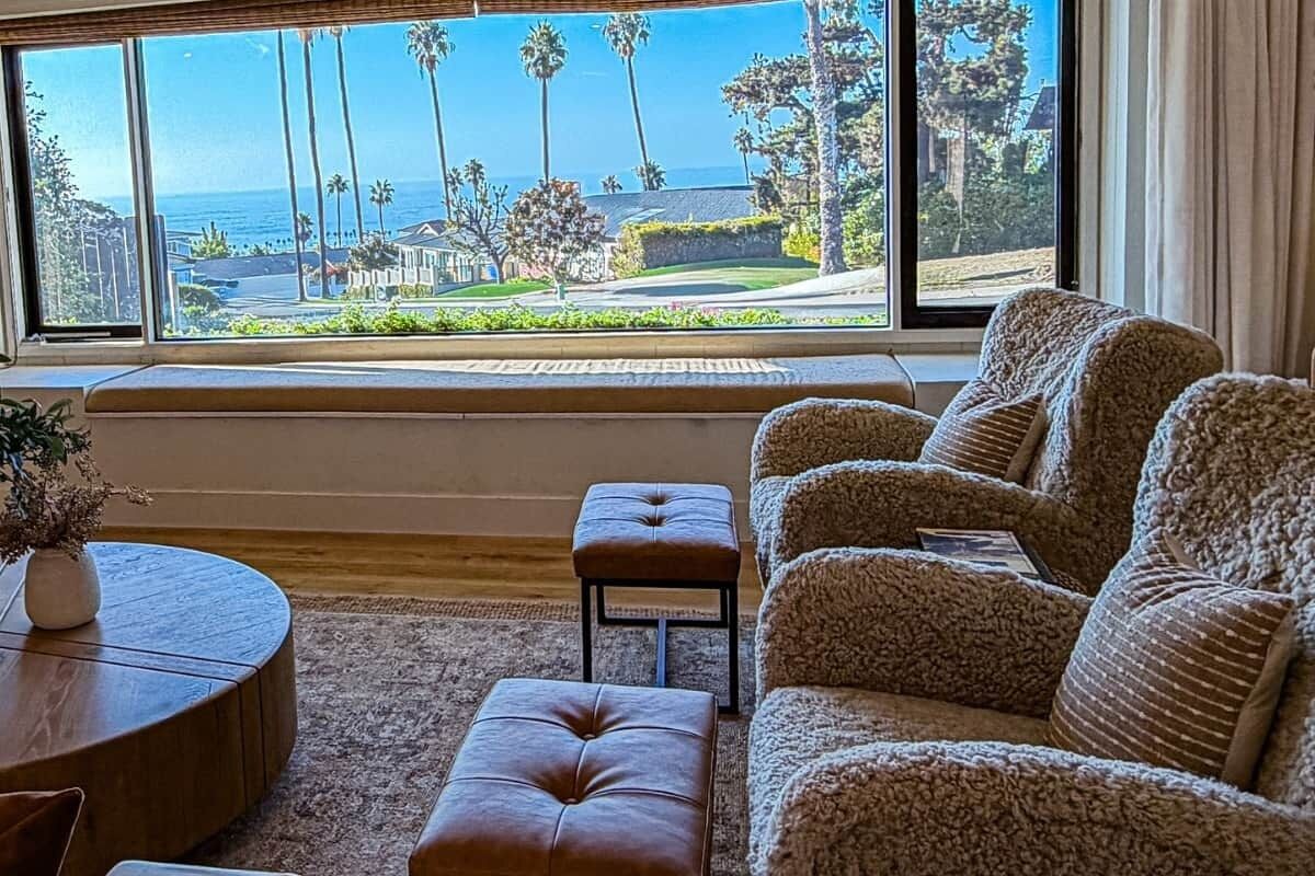 Smart TV, fireplace, books, printers