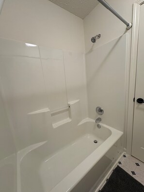Secadora de cabello, toallas, jabón, papel de baño 