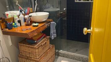Chuveiro, secador de cabelo, toalhas de banho, papel higiênico