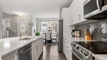 Een koelkast, een magnetron, een oven, een kookplaat