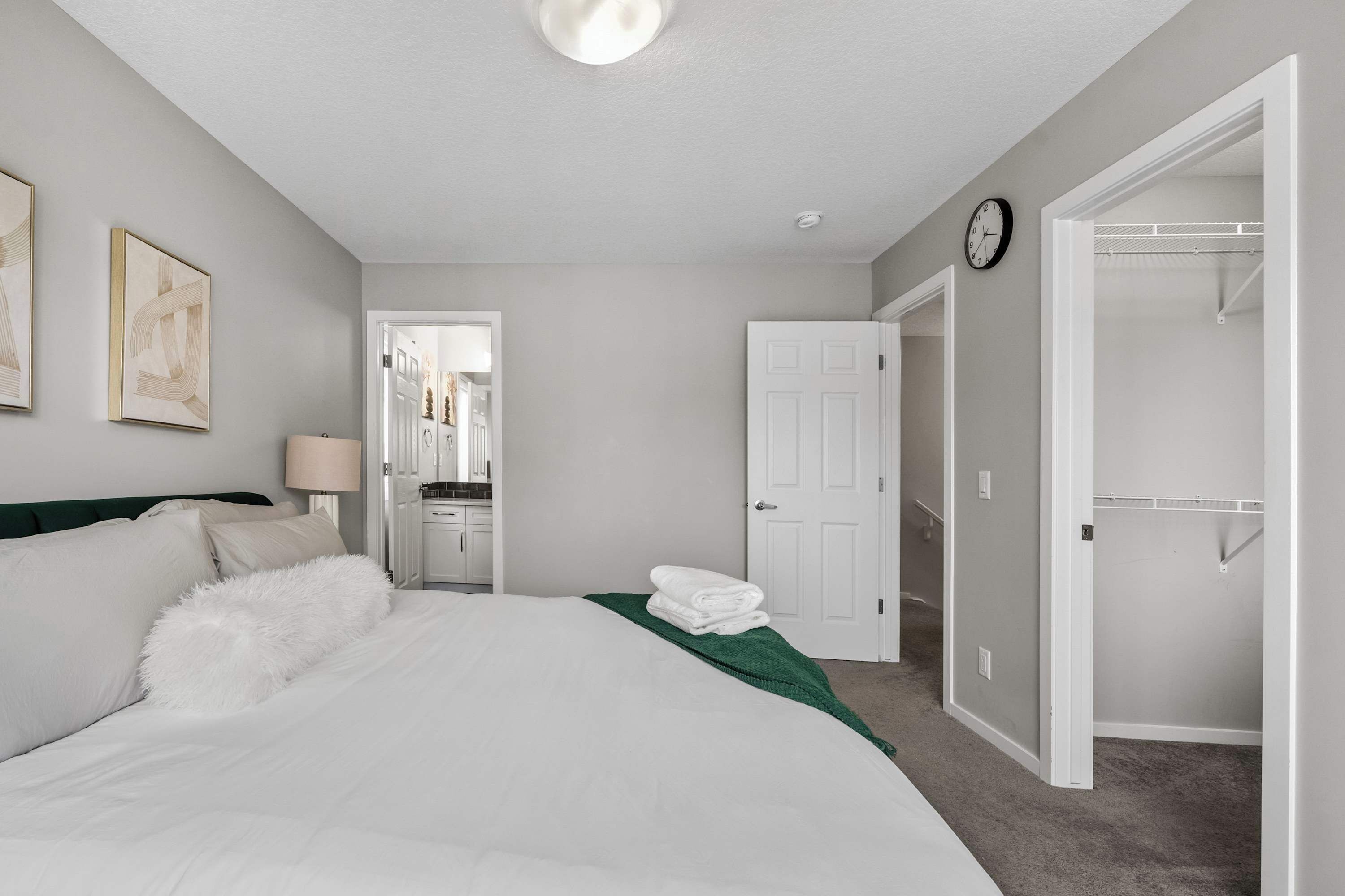 Travel crib, WiFi, bed sheets