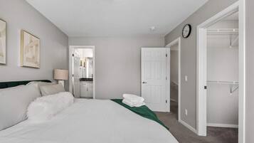 Travel crib, WiFi, bed sheets