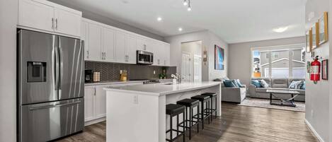 Refrigerador, microondas, horno y parrilla de estufa