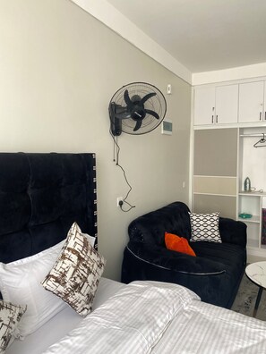 Iron/ironing board, WiFi, bed sheets - Candisi Studio Apartment ,with rooftop pool and Gym.23 mins to JKIA ,Mombasa Rd. (Pridelands)