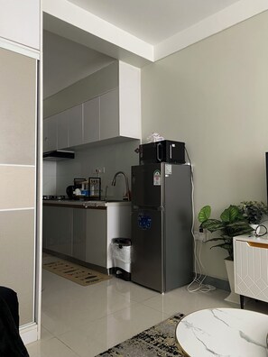Microwave, stovetop - Candisi Studio Apartment ,with rooftop pool and Gym.23 mins to JKIA ,Mombasa Rd. (Pridelands)