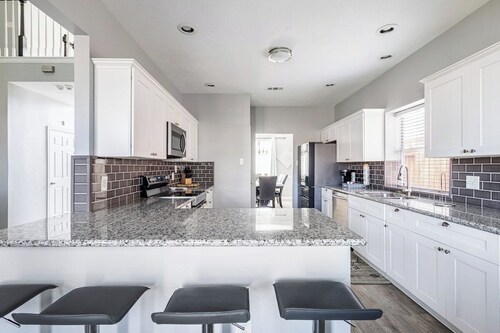 "33 Min to Downtown Houston: Spacious Serenity Retreat In  Baytown"