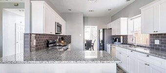 "33 Min to Downtown Houston: Spacious Serenity Retreat In  Baytown"