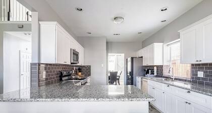 "33 Min to Downtown Houston: Spacious Serenity Retreat In Baytown"