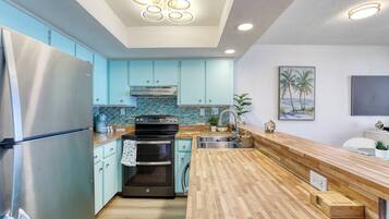 Een koelkast, een magnetron, een oven, een kookplaat