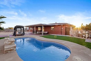 Utomhuspool och uppvärmd pool