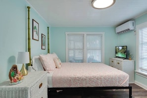 3 bedrooms, iron/ironing board, WiFi, bed sheets - Old Florida Hideaway - 2 homes, 1 property.  Steps to sunrise, sunset, & fishing (Spring Hill)