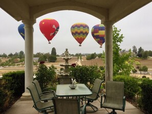 Outdoor dining - Private Large 1 Bedroom Guest House in Temecula Wine Country Walk to Wineries (Temecula)
