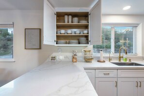 Private kitchen - Beautiful 3-bedroom house with AC in adorable Oakhurst, your own private retreat (Oakhurst)