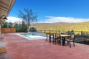 Outdoor dining - Beautiful 3-bedroom house with AC in adorable Oakhurst, your own private retreat (Oakhurst)