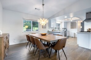 Dining - Beautiful 3-bedroom house with AC in adorable Oakhurst, your own private retreat (Oakhurst)