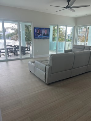 Smart TV, books - NEW - Luxury Waterfront Island Home - BEACH, Pool & Dock (Marathon)