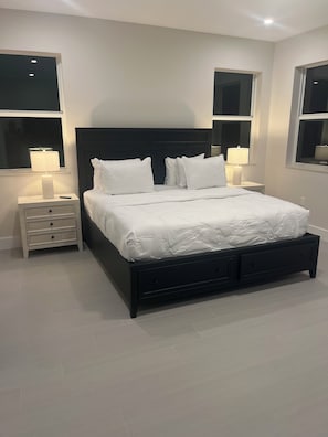 4 bedrooms, iron/ironing board, free WiFi, bed sheets - NEW - Luxury Waterfront Island Home - BEACH, Pool & Dock (Marathon)