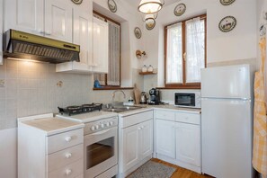 Fridge, oven, stovetop, coffee/tea maker